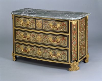 En Louis XIV kommode, ca. 1710 (polykrom skildpadde og messingindlæg) af French School
