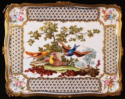 En Louis XV Sevres-bakke dekoreret med tre eksotiske fugle i et landskab, der danner toppen af et bord, en café, 1761 af French School