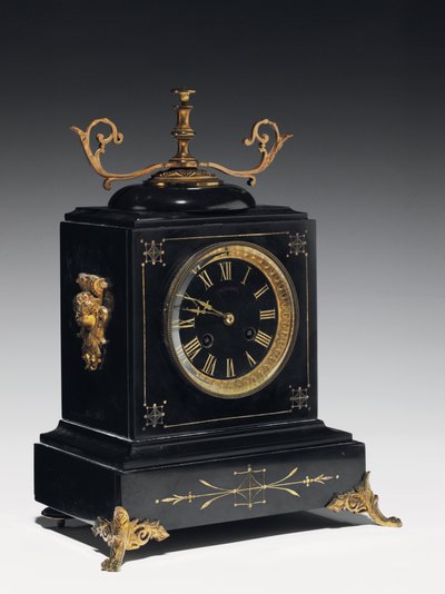 Et kappeur af sort kompositionssten, med indskåret dekoration, med ben, endestykker og beslag i forgyldt messing, af Jausions af Pau, Frankrig, ca. 1876-78 (sort kompositionssten, med indridset dekorati af French School