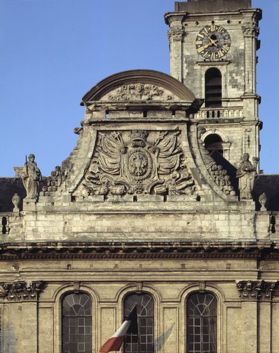 Barokarkitektur: facaden på Hotel de Ville (1717 - 1721) af Heroguelle. Fronton, der viser byens våben "" Ørnenæb og søm""" omgivet af to statuer, der symboliserer retfærdighed og kraft. Aire sur la liys (Aire-sur-la-Lys), Pas de Calais (Pas-d) af French School