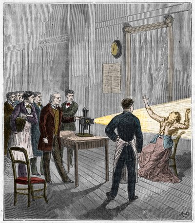 Katalepsi produceret under påvirkning af lys - Den franske neurolog Jean Martin Charcot (1825-1893) studerer fænomenet hypnose hos en patient på Salpetriere hospital ved hjælp af en magisk lanterne - Katalepsi - Jean Martin Charcot (1825-1893), fransk neu af French School