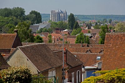Viser en udsigt over Beauvais katedral set på afstand af French School