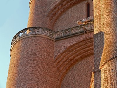 Viser detaljer af murværket vesttårnet af French School