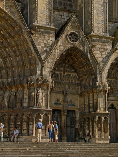 Afbildning af døren mod syd for midterdøren i vestfacaden af French School