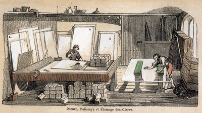 Beskrivelse af de forskellige fremstillings- og anvendelsesstadier af glas: et værksted til forgyldning, polering og stempling af glas. Tallerken "" Glas og dets produkter"" i "" Les Recreations instructives"" Synoptisk maleri af Jules DELBRUCK, gravering  af French School