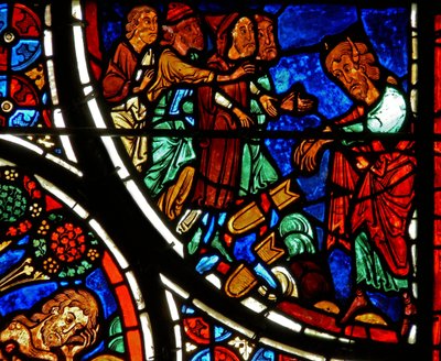 Detalje fra et vindue, der forestiller lignelsen om den barmhjertige samaritaner: Moses kaster tavlerne ned af French School