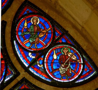 Detalje fra det østlige rosenvindue, der viser to ældste fra apokalypsen af French School