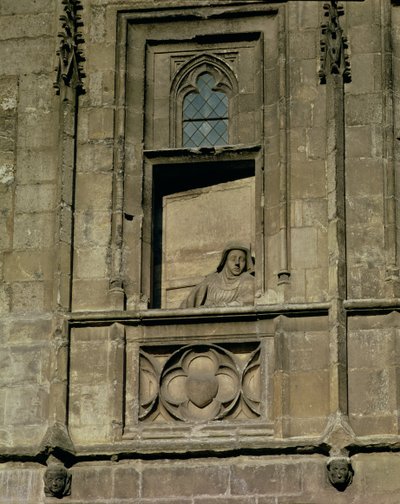 Dummyvindue i indgangsfacaden med en figur af en kvinde, der kigger ud, muligvis Jacques Coeur