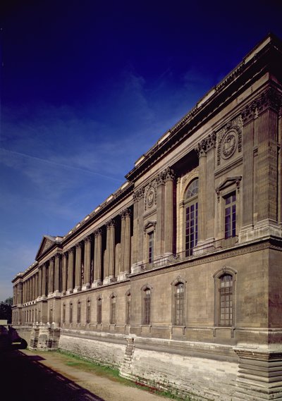 Østfacade, hovedindgang og søjlegang designet af Claude Perrault (1613-88) og andre, påbegyndt 1678, fuldført af Jacques Germain Soufflot (1713-80) 1774 af French School