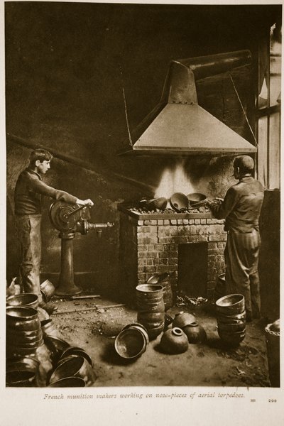 Franske ammunitionsfabrikanter arbejder på næsestykker af lufttorpedoer, 1914-19 af French School