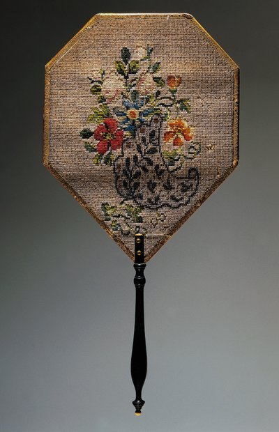Håndvifte, satinbeklædt kort med perlebroderet blomstermotiv, træhåndtag, længde 41,9 cm af French School