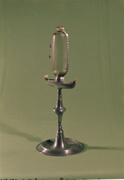 Timelampe, 1677 (tin og glas) af French School