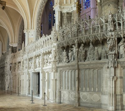 Indvendigt billede af katedralen i chartres med en detalje af koret af French School