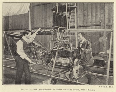 MM Santos-Dumont og Buchet besøger motoren i hangaren (gravering) af French School