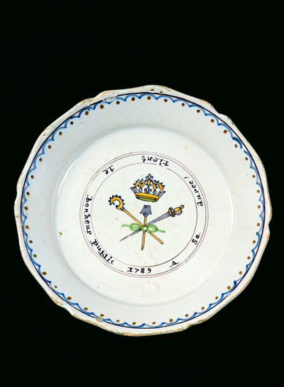 Tallerken dekoreret med de tre ordener under kongekronen, 1789 (keramik) af French School