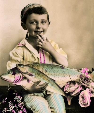 Portræt af en dreng, der holder en fisk c.1898 af French School