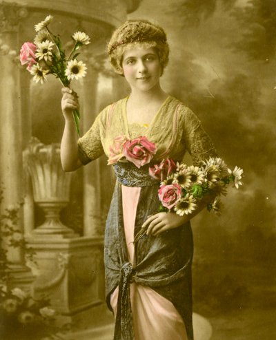 Portræt af en kvinde, der holder en bundt blomster ca. 1898 (håndfarvet foto) af French School