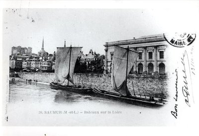 Postkort, der forestiller pramme på Loire ved Saumur, Frankrig, før 1914 (s/h foto) af French School