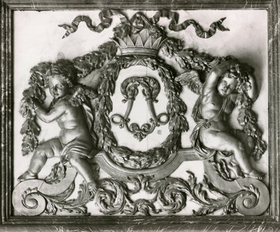 Putti flankerer det initiale L på døren til Salon des Gardes de la Reine (stuk) af French School