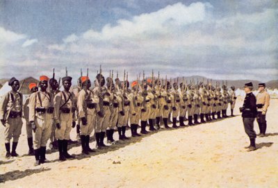 Senegalesisk infanteri på stranden ved Frejus (efter et farvet fotografi), 1915 af French School