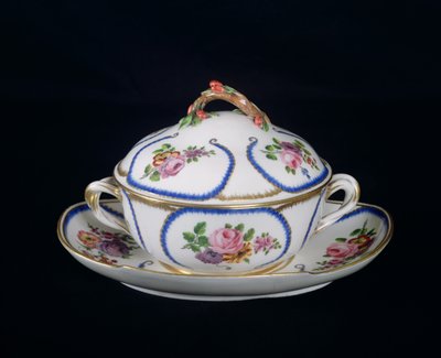 Sevres skål og tallerken, 1764 (porcelæn) af French School