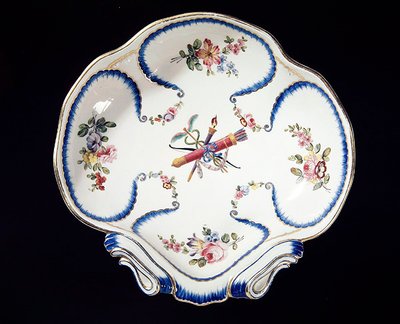 Sevres-tallerken dekoreret med bue og pile, 1762 (fajance) af French School