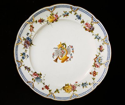 Sevres-tallerken dekoreret med noder, 1764 (fajance) af French School