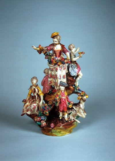 Statuette af kvinder og børn i grupper på en stenmark (fajance) af French School