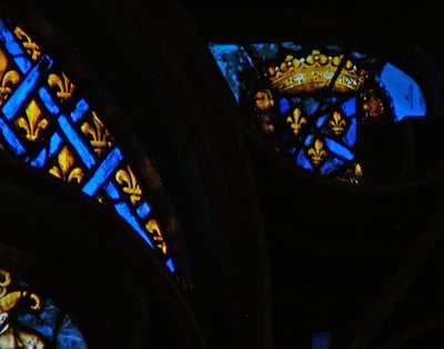 Vinduet med vestrosen viser en scene fra bogen A Fleur de Lys og krone af French School