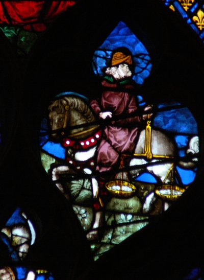 Vinduet med vestrosen viser en scene fra Åbenbaringens Bog: En rytter (hans hest er ikke sort som i teksten), der bærer vægten for at måle hveden og bygen (6:5). af French School