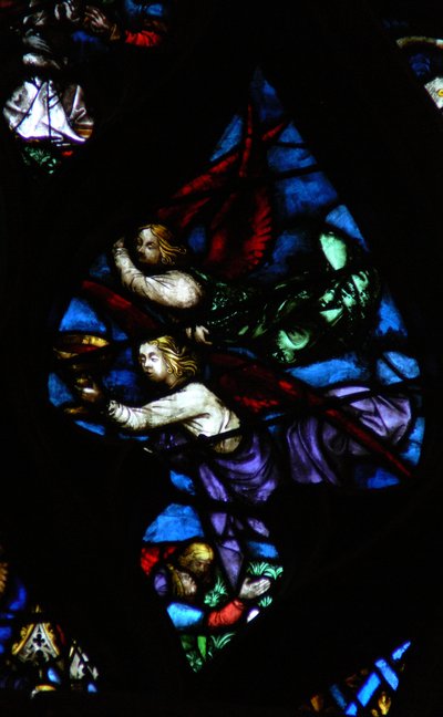 Vinduet med vestrosen viser en scene fra Åbenbaringens Bog: To engle, den ene meddeler, at Babylon er faldet, den anden bærer Guds vredes vin (14:8-11). af French School
