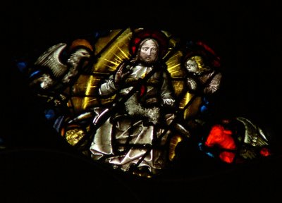 Vinduet med vestrosen viser en scene fra Åbenbaringens Bog: lam foran tronen mellem de fire hellige levende skabninger (7:9 12). af French School