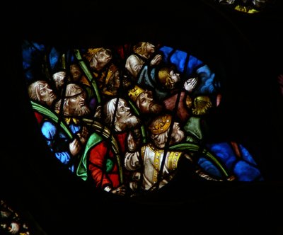 Vinduet med vestrosen viser en scene fra Åbenbaringens Bog: Mængde foran Guds trone, i hvide klæder, der bærer palmer (7:9 12). (hvide klæder er noget farvede her!) (farvet glas af French School