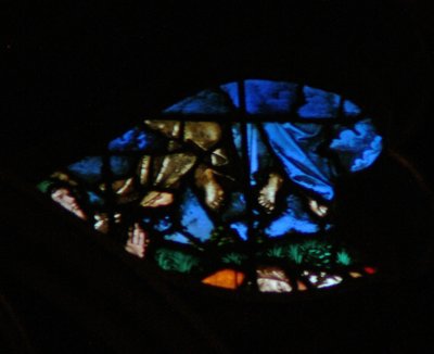 Vinduet med vestrosen viser en scene fra Åbenbaringens Bog: opstandelse af vidnerne og deres himmelfart (ind i de blå skyer), mens de, der ser på, er forbløffede (11:11 13). (farvet glas af French School