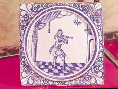 Flise forestillende en klarinettist, 1706 (fajance) af French School