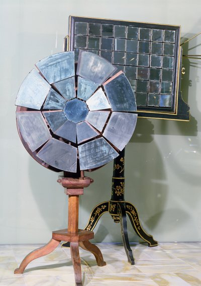 Spejl med variabelt fokus designet af Jacques Alexandre Cesar Charles (1746-1823) og brugt af Georges Louis Leclerc (1707-88) Comte de Buffon i sine eksperimenter med fusion af bly (træ og glas) af French School