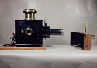 Udsigt over en af de første biografprojektorer, fremstillet af August (1862-1954) og Louis Lumiere (1864-1948) af French School