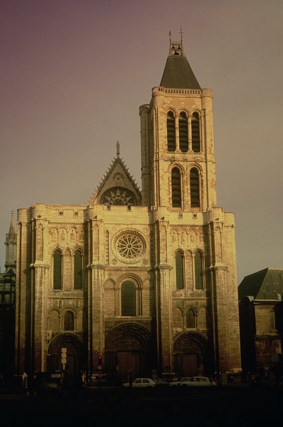 Udsigt over vestfacaden, påbegyndt c.1135 af French School