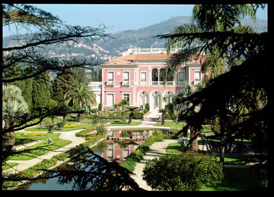 Udsigt over facaden og haverne i Villa Ile-de-France, bygget i 1905-12 af French School