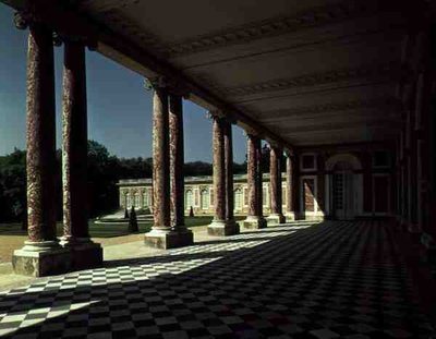 Udsigt til terrassen på højre fløj af Grand Trianon, ca. 1725 (foto) af French School
