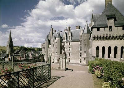 Udsigt over vestfacaden af det restaurerede slot bygget til Jean Bourre, minister for Louis XI af Frankrig, ca. 1465 (se også 87684-85) af French School