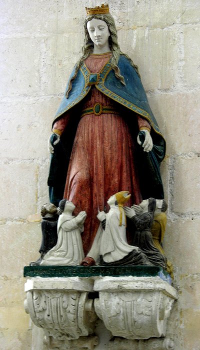 Virgin Protecting the Clergye (polykrom sten) af French School