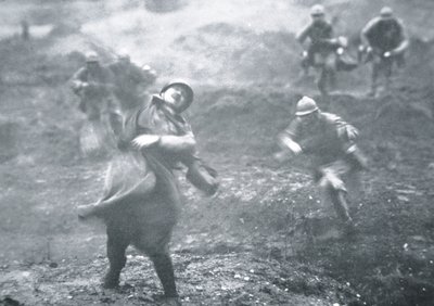 WWI fransk soldat ramt af skudvåben under et fremskridt på den vestlige front af French School