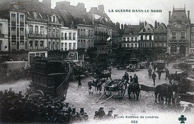 War in the North: London-busser fra British Expeditionary Force på hovedtorvet ved Bethune i 1915 (photolitho) af French School