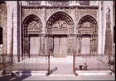 Vestfacade med de tre døre til den kongelige portal, der viser (L til R) Himmelfarten, Kristus i Majestæt med symbolerne for evangelisterne og apostlene og Madonnaen og barnet på tronen, c.114 af French School
