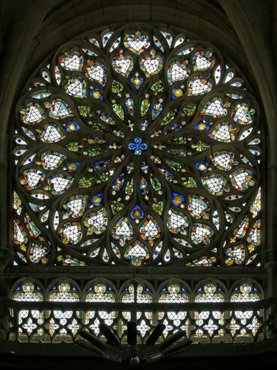 Window S rose, der forestiller sydrosenvinduet, bygget i begyndelsen af C16, indeholder meget af dets originale dekorative glas, selvom det blev meget restaureret i 1865 (.) af French School