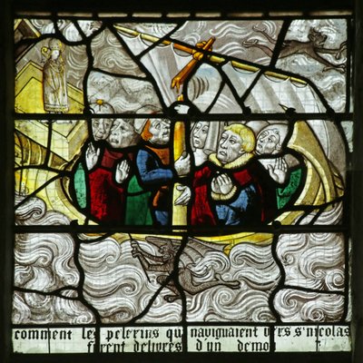 Vindue, der forestiller Sankt Nikolas, der redder pilgrimme fra at blive forlist i en storm (farvet glas) af French School