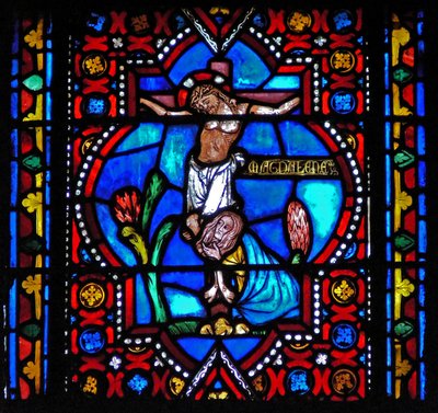 Fenster n1-L, eine Szene aus dem Leben der heiligen Maria Magdalena darstellend - die Heilige am Fuß des Kreuzes von French School