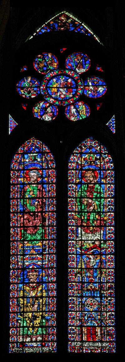 Vindue w102, der viser Sankt Peter og Sankt Andreas; Soissons katedral og en biskop; i rosen Scener fra Sankt Peters liv af French School