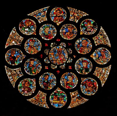Vindue w108, der afbilder den nye pagt: øverst er Kristus (Alfa og Omega), derefter de fire symboler på evangelisterne, der danner en firkant, to dyder er i venstre og højre ekstremitet, og Ar af French School